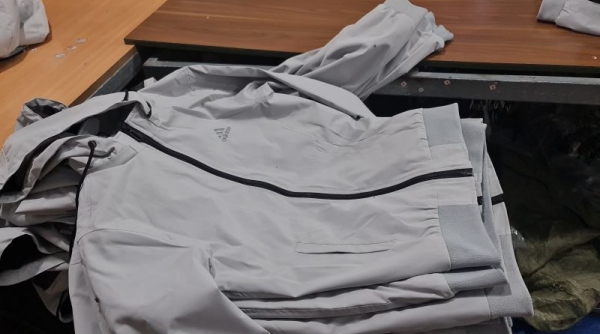 Phát hiện cơ sở gia công gần 2.000 áo khoác giả mạo nhãn hiệu Adidas tại Hải Dương