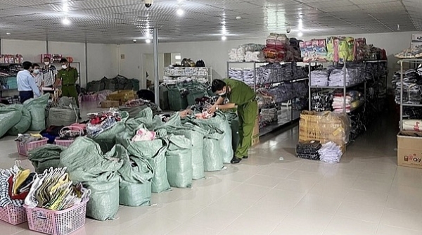 Tạm giữ hàng nghìn bộ quần áo Trung Quốc nhập lậu tại An Giang