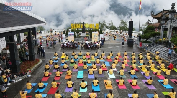 Gần 400 vận động viện tham gia đồng diễn Yoga trên đỉnh Fansipan