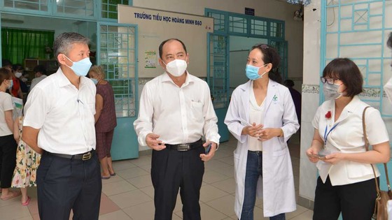 TP. Hồ Chí Minh kiểm tra đột xuất công tác tiêm vaccine Covid-19 cho trẻ em