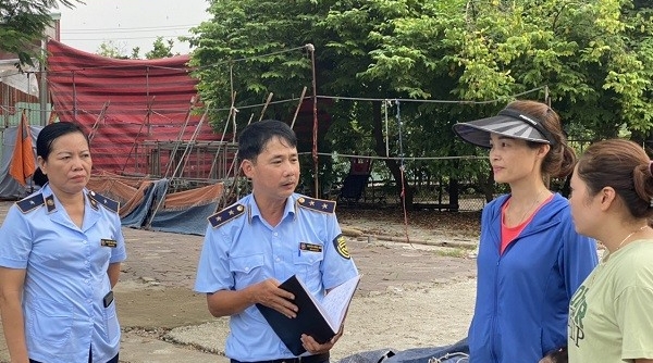 Lực lượng QLTT tuyên truyền hướng dẫn kinh doanh theo đúng quy định tại vỉa hè đường Phạm Văn Đồng, Hải Phòng