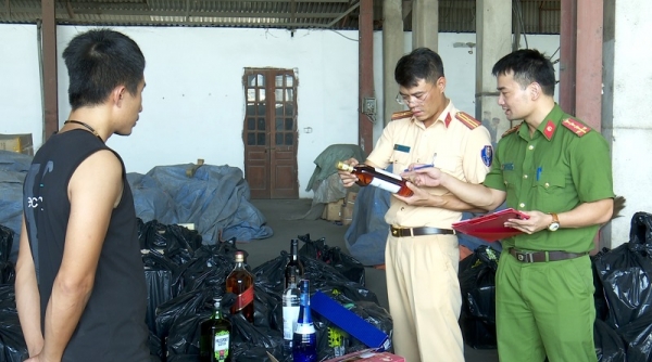 Công an tỉnh Ninh Bình tạm giữ hơn 2.000 chai rượu ngoại không có hoá đơn, chứng từ