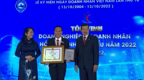 Tổng giám đốc Vina CHG nhận Bằng khen của Chủ tịch UBND TP.HCM và danh hiệu "Doanh nhân tiêu biểu TP.HCM 2022"