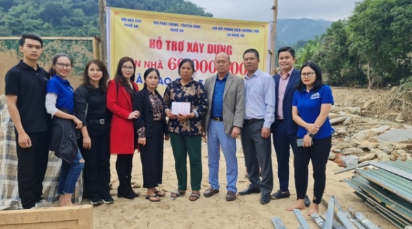 Hội Nhà báo tỉnh Nghệ An: Tiếp tục trao tặng gần 100 ủng hộ người dân vùng lũ