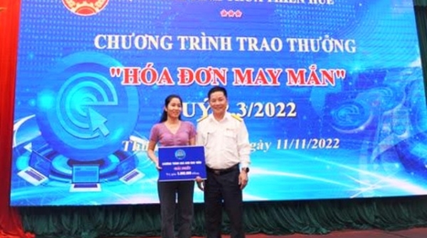 42 khách hàng được Cục Thuế Thừa Thiên Huế trao thưởng “Hóa đơn may mắn”