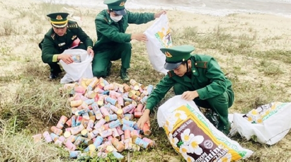 Phát hiện gần 830 hộp thuốc lá ngoại trôi dạt vào bờ biển Việt Nam