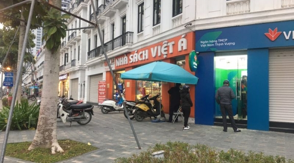 Việt Á Book bày bán hàng hóa nước ngoài không tem nhãn phụ Tiếng Việt, cơ quan Quản lý thị trường đang tiến hành kiểm tra