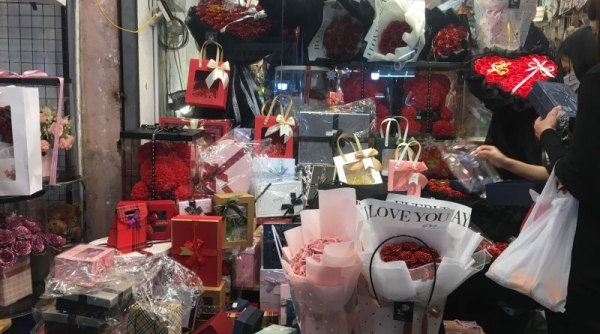 Thị trường quà tặng ngày Valentine 2023: Hoa tươi không còn là “nữ hoàng” của những người yêu nhau