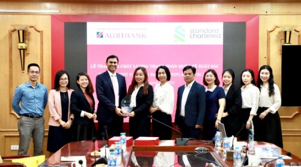 Agribank nhận giải Chất lượng Thanh toán xuất sắc năm 2022 do ngân hàng Standard Chartered trao tặng