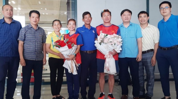 Nguyễn Thị Oanh hạnh phúc trong sự chào đón nồng ấm của quê hương khi xuống sân bay Nội Bài