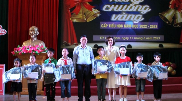 Tạp chí Thương hiệu và Công Luận phối hợp trao quà cho học sinh có hoàn cảnh khó khăn TP. Lạng Sơn