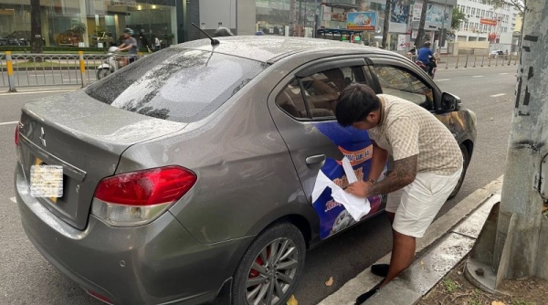 TP. Hồ Chí Minh: Phát hiện nhiều ô tô dán quảng cáo sai quy định