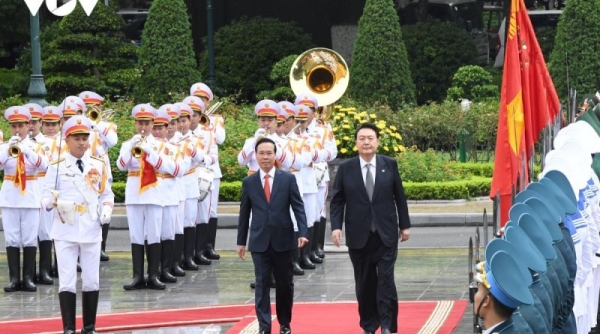 Việt Nam bắn đại bác chào mừng Tổng thống Hàn Quốc và Phu nhân