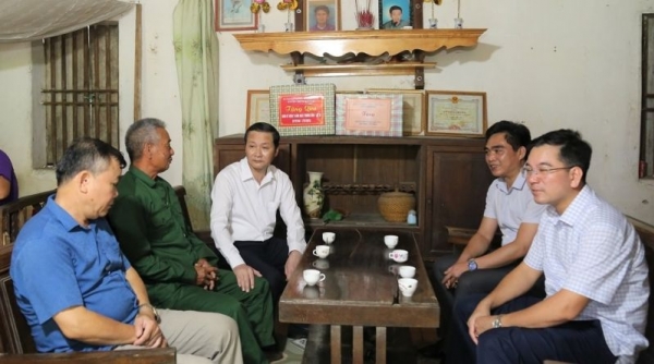 Chủ tịch UBND tỉnh Thanh Hóa thăm, tặng quà gia đình chính sách tại huyện Thường Xuân