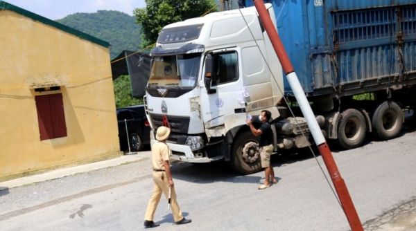 Công an tỉnh Quảng Ninh tiến hành tổng kiểm soát xe ô tô kinh doanh vận tải hành khách và xe ô tô vận tải hàng hóa bằng container