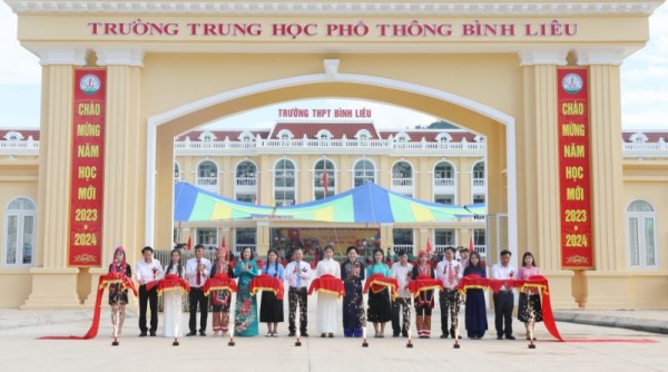 Quảng Ninh: Tổ chức gắn biển Công trình chào mừng Kỷ niệm 60 năm thành lập tỉnh cho Trường THPT Bình Liêu