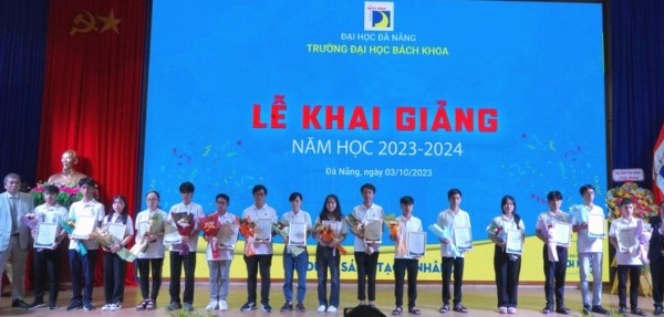 Trường ĐH Bách khoa Đà Nẵng trao học bổng tại lễ khai giảng năm học 2023 - 2024