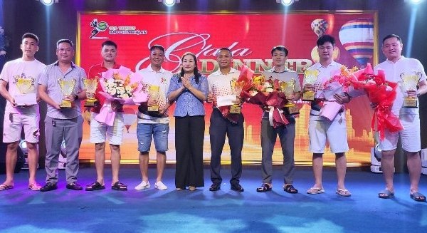 Giải quần vợt Nghệ An chào mừng Ngày doanh nhân Việt Nam đã tìm ra nhà vô địch