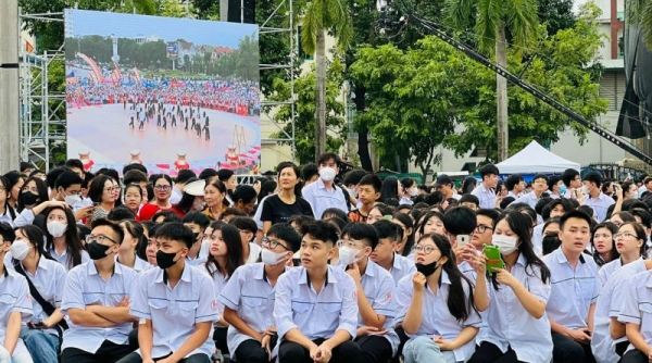 Hàng nghìn cổ động viên cổ vũ cho “nhà leo núi” Lê Xuân Mạnh tại điểm cầu Thanh Hóa