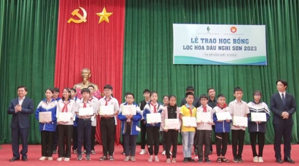 Công ty TNHH Lọc hóa dầu Nghi Sơn trao hàng trăm suất học bổng cho học sinh, sinh viên