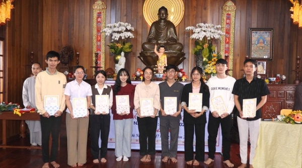 Trung tâm tương tế Thiện Tài trao học bổng “Nối một vòng tay”cho sinh viên Y khoa Huế