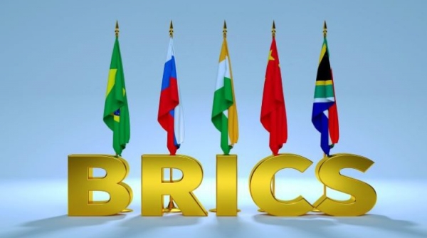 Khi cờ BRICS đến tay Nga