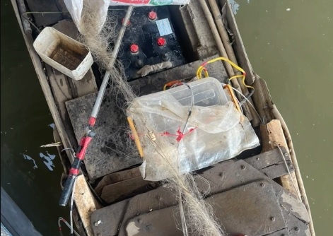 TP. Hồ Chí Minh: Phát hiện đổ thuốc trừ sâu xuống rạch và dùng xung điện để bắt tôm, cá