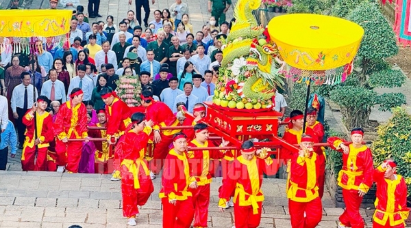 Lãnh đạo TP. Hồ Chí Minh dâng bánh tét cúng Quốc Tổ Hùng Vương