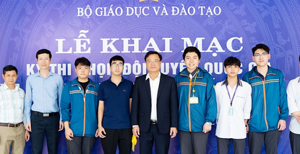 Sáu học sinh Trường THPT chuyên Lê Hồng Phong Nam Định dự kỳ thi Olympic khu vực và quốc tế