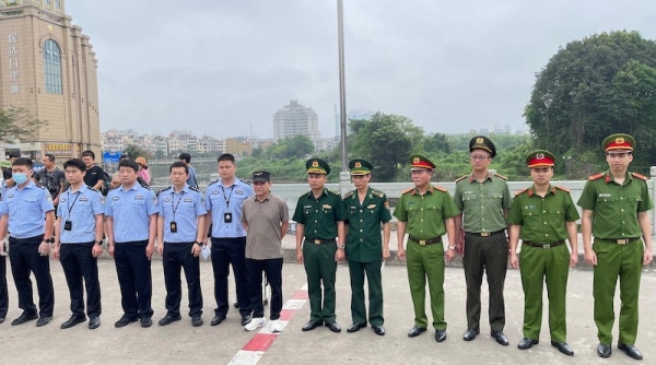 Bàn giao đối tượng truy nã cho Cục Công an thành phố Đông Hưng, Trung Quốc