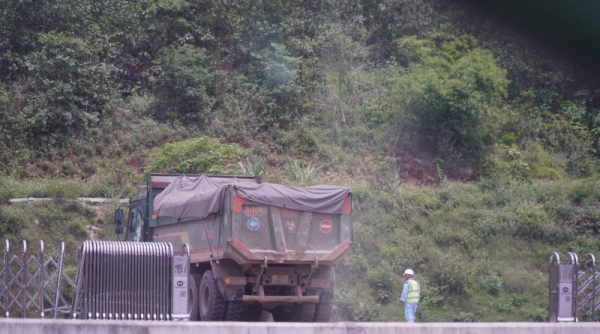 Vụ xe tải chở đất "xé rào" vào cao tốc: Sa thải một nhân viên và đình chỉ công việc các cá nhân có liên quan