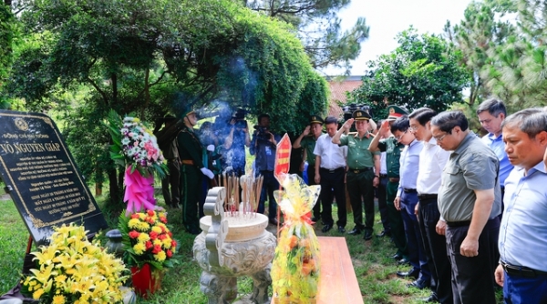 Thủ tướng dâng hương, viếng Đại tướng Võ Nguyên Giáp và các anh hùng, liệt sĩ