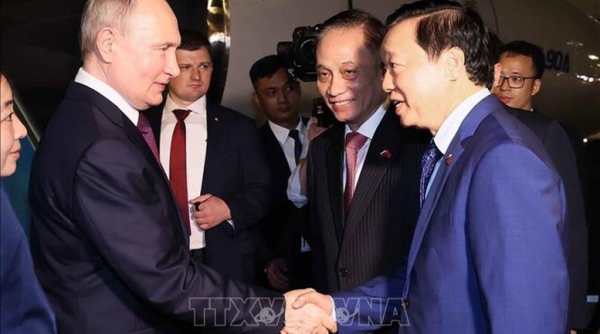 Tổng thống Vladimir Putin đến Hà Nội, bắt đầu thăm cấp Nhà nước tới Việt Nam