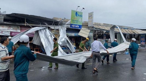 Đồng Tháp: Lốc xoáy cuốn bay mái tôn, gây nổ bình điện