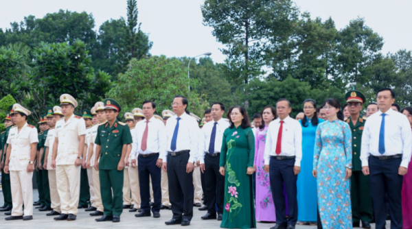 Đoàn đại biểu TP. Hồ Chí Minh dâng hương, dâng hoa tưởng niệm các Anh hùng liệt sĩ