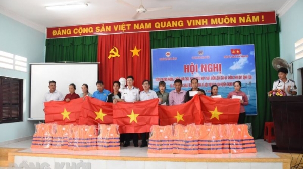 Vùng Cảnh sát biển 3 đồng hành cùng ngư dân huyện Thạnh Phú vươn khơi bám biển