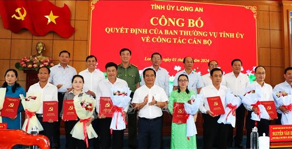 Long An: Công bố các quyết định về công tác cán bộ