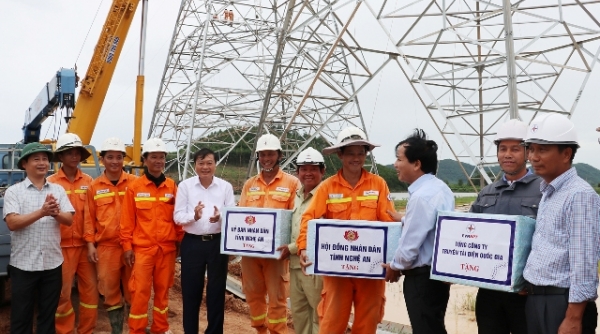 Lãnh đạo tỉnh Nghệ An thăm và tặng quà động viên trên công trường dự án đường dây 500 kV mạch 3