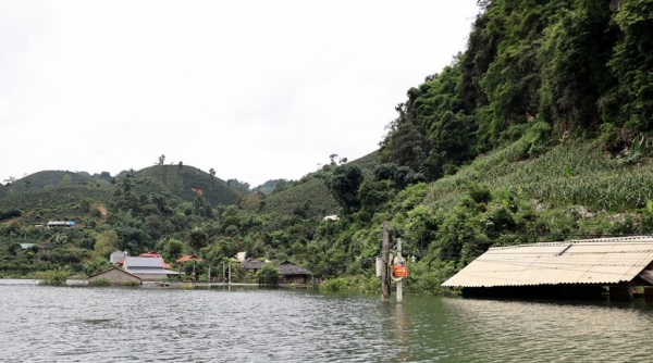 Phó Thủ tướng Lê Thành Long thị sát vùng ngập lụt, thăm hỏi đời sống người dân Sơn La