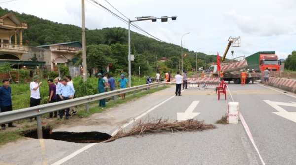 Xuất hiện hố sụt lún trên Quốc lộ 18A gây ách tắc giao thông cục bộ