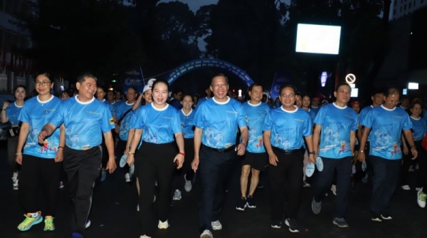 Chủ tịch UBND TP. Hồ Chí Minh tham gia đi bộ đóng góp Quỹ “Vì người nghèo”