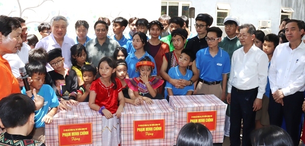 Thủ tướng Chính phủ Phạm Minh Chính thăm học sinh Trường Hy Vọng Đà Nẵng