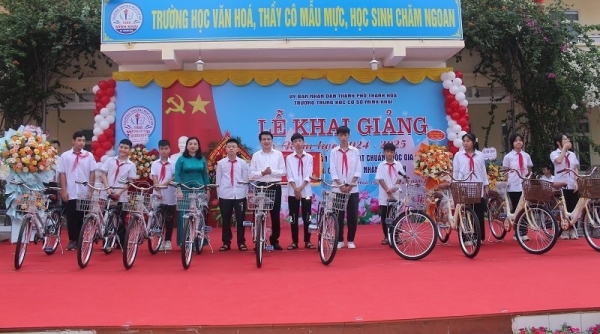 Hội Chữ thập đỏ tỉnh Thanh Hóa trao quà cho học sinh có hoàn cảnh khó khăn nhân dịp năm học mới