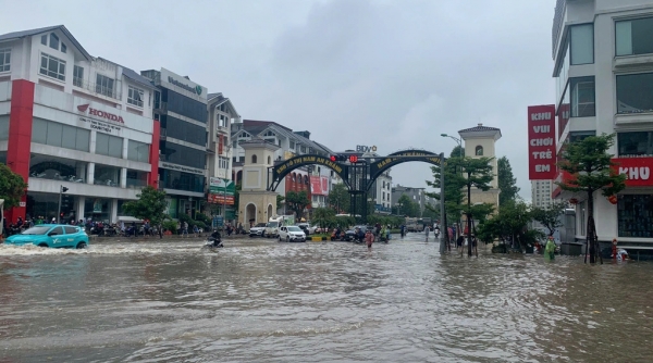 Trọng tâm mưa dịch chuyển xuống Hà Nội, nhiều khu vực ngập sâu trong biển nước