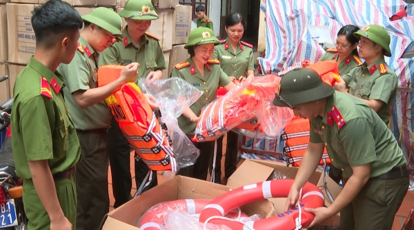 Công an tỉnh Thanh Hóa cấp phát trang thiết bị phòng, chống mưa bão cho Công an các đơn vị