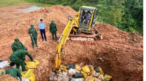 Tiêu hủy trên 3,5 tấn chân gà không rõ nguồn gốc