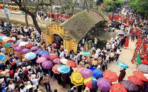 Về Hải Hậu thăm cây cầu ngói hơn 500 năm tuổi và khám phá những nét độc đáo cổ truyền trong lễ hội chùa Lương