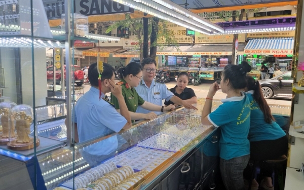 Tiếp tục phát hiện một số tiệm bán vàng trang sức không rõ nguồn gốc tại TP. Hồ Chí Minh