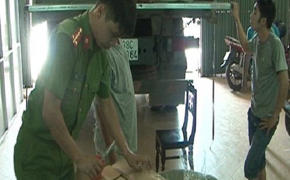 Huế: Bắt giữ ô tô vận chuyển hơn 220 kiện hàng nhập lậu Huế: Bắt giữ ô tô vận chuyển hơn 220 kiện hàng nhập lậu
