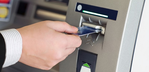 Rút tiền qua ATM ở ngân hàng nào đang miễn phí Rút tiền qua ATM ở ngân hàng nào đang miễn phí